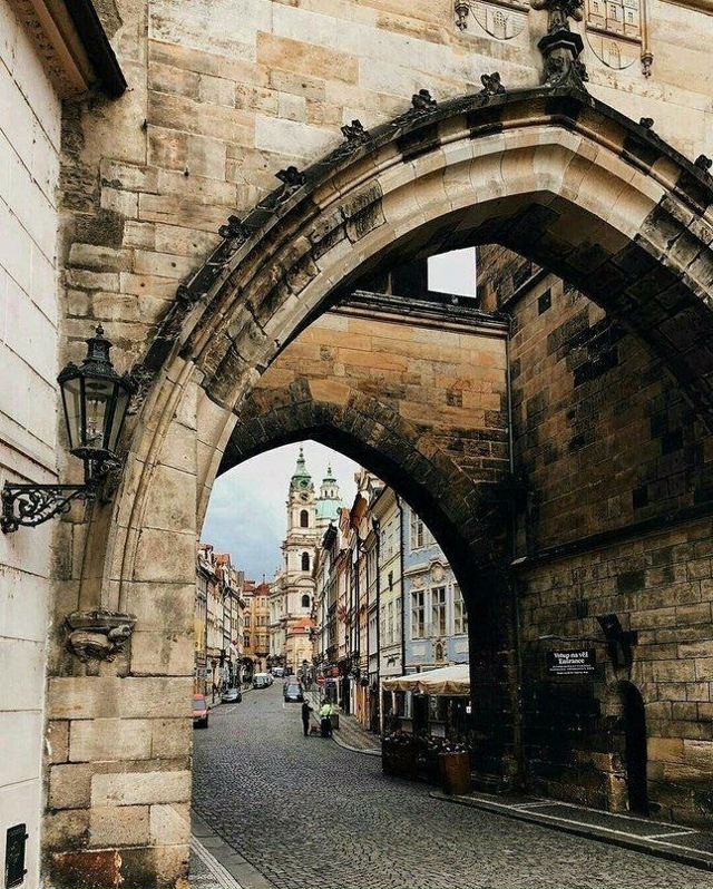 Прага – один из красивейших городов мира. Уехать бы и п...