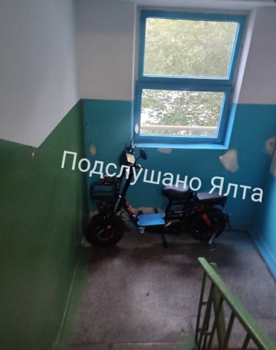 🤬 Мопедисты уже в край офигели! Интересно, а в подъезд?...