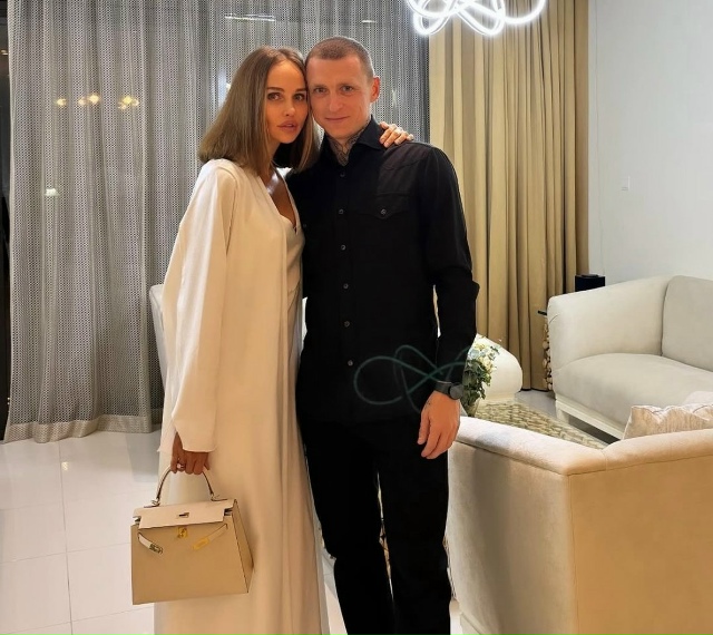 Супруге Павла Мамаева сообщили о его изменах...
Подпис?...