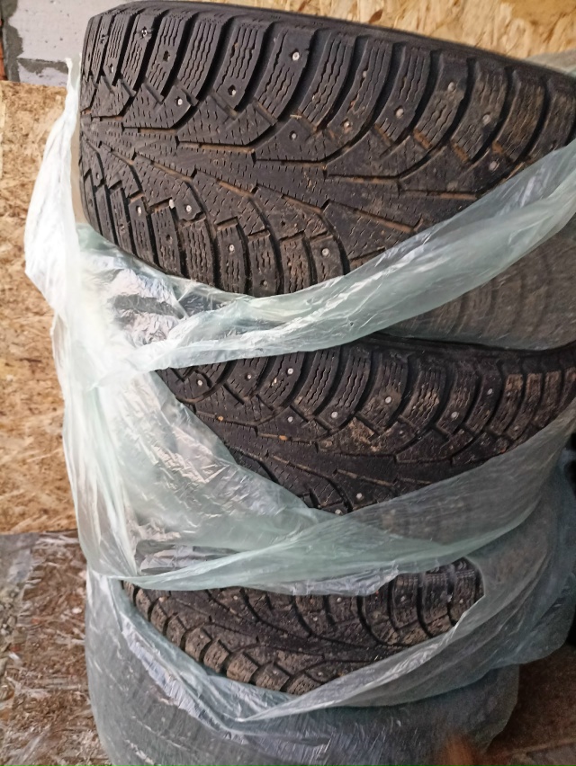 Отдам шины за хороший кофе 16 радиус 215/55 хакапелита 5, ш...