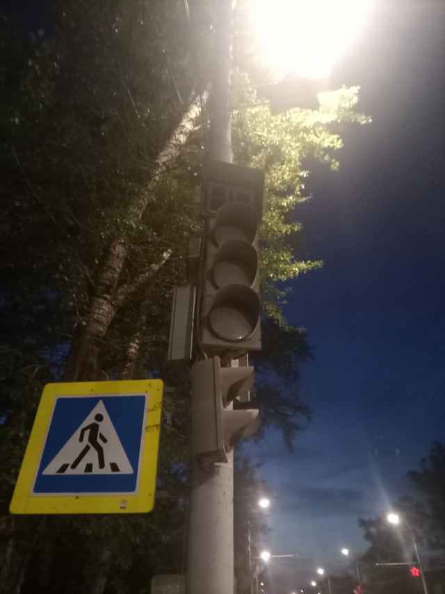Светофор рядом с автобусной остановкой «Пехотка» не р?...