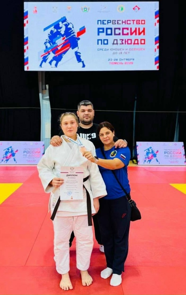 Поздравил спортсменку федерации дзюдо и самбо городск...