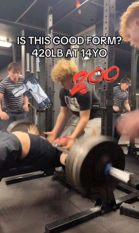 В США 14-летнего зумера придавило 200-килограммовой штангой
Пацан чудом выжил, но остаётся только д