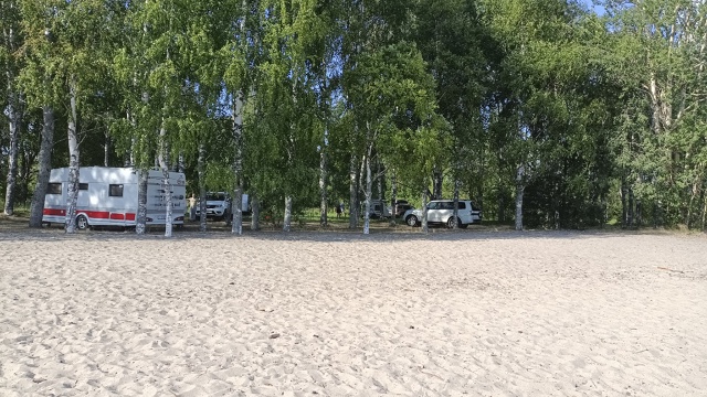 А разве можно так??? Местные оставляют машины и идут пеш...