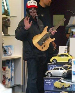 Маскировка которую использовал Майкл Джексон, для свободного хождения среди людей
Буквально воплоще