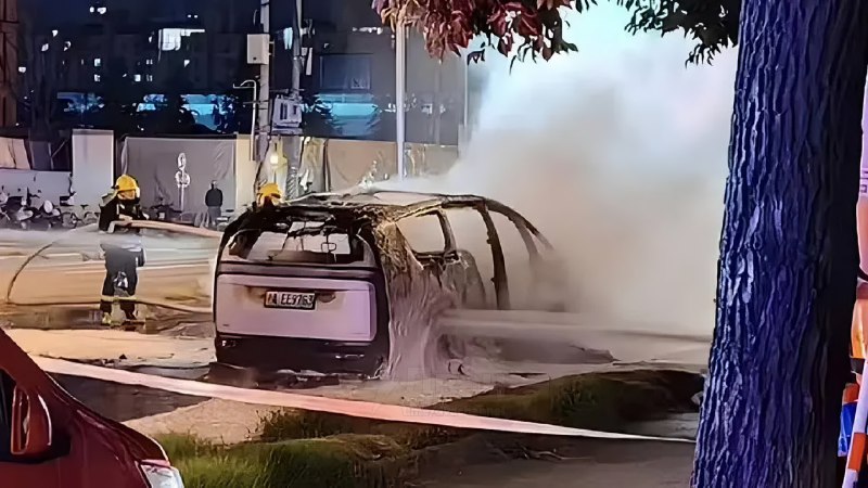 LiXiang вспыхнул и сгорел за минуту в Шанхае — автоэксперты считают, что пожар начался из-за новой б
