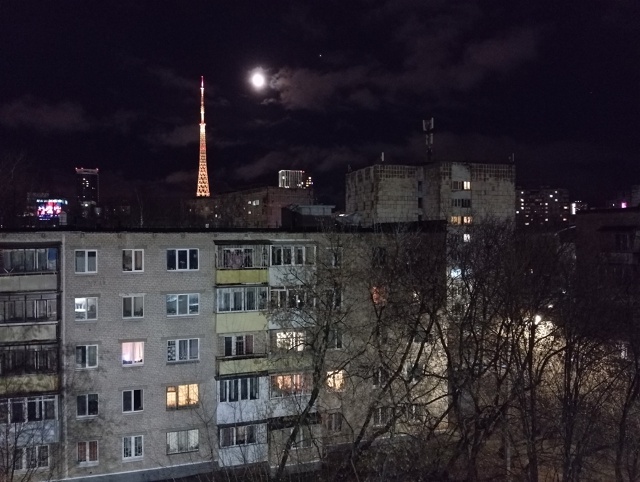 Вчера в полночь 23:50 на против телебашни подлетел, висел...