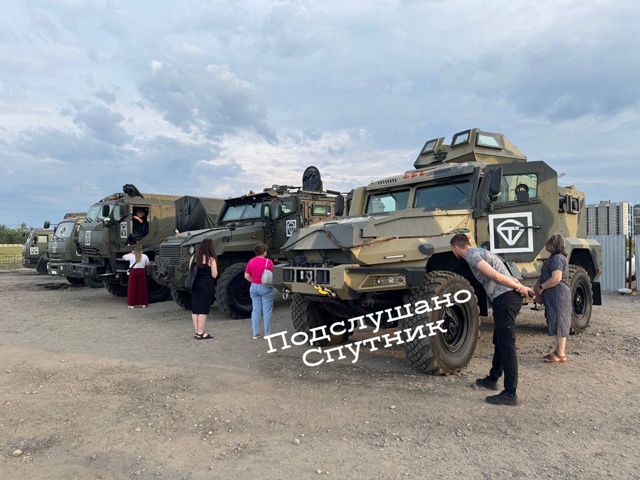 Выставка военной техники в Спутнике