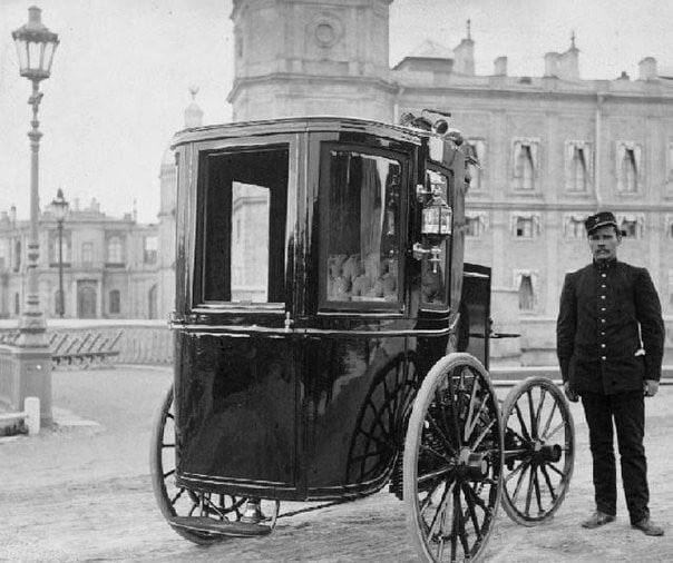 Элeктромобиль И. В. Романова у Гатчинского дворца. В 1899 ?...