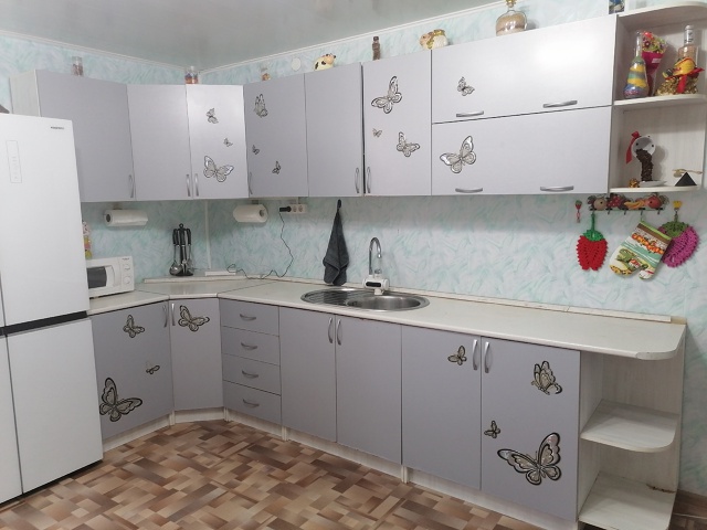 Продам кухонный гарнитур. Размер :3,2*1,3. Цена :12000 торг. 896...