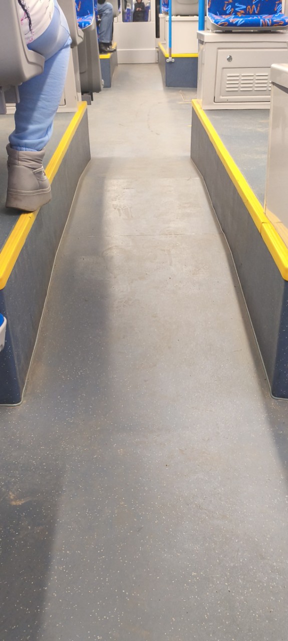 В новых трамваях грязные и пыльные полы! Надо с этим чт?...