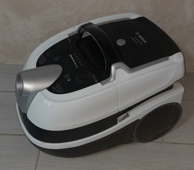 Анонимно. Продам моющий пылесос Bosch serie 4 BWD421PRO, в отличн?...
