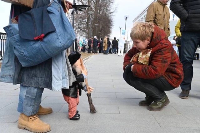 На пермской набережной появился дворник Семён Степано...