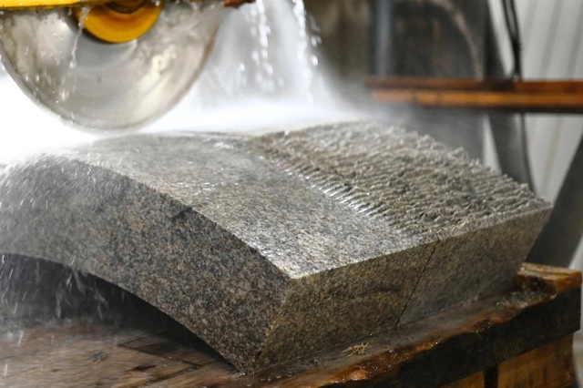 В цех по обработке гранита требуются:
🔹 Станочники (~15...