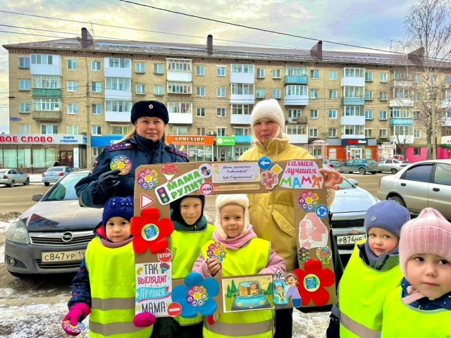 Автоинспекторы и ребята из отрядов ЮИД поздравили све?...