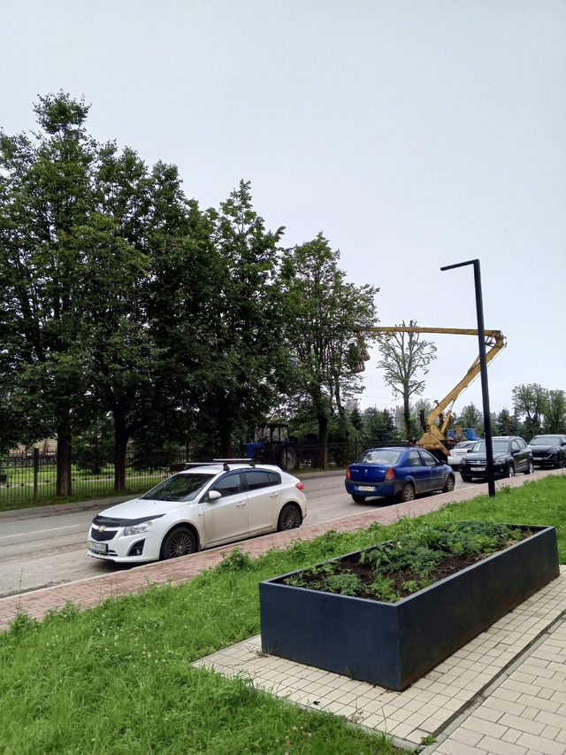 Работа кипит (( Последний островок зелени в центре горо...