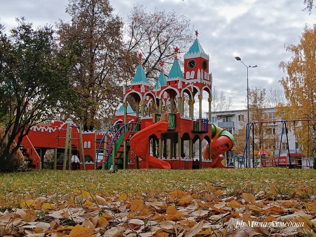 Детская площадка в октябре:
Горки ждут детей, тишина....