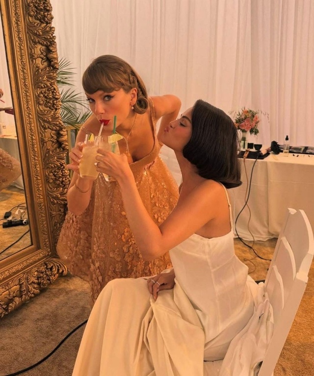 ? Селена Гомес не пригласила подругу, подарившую ей п?...