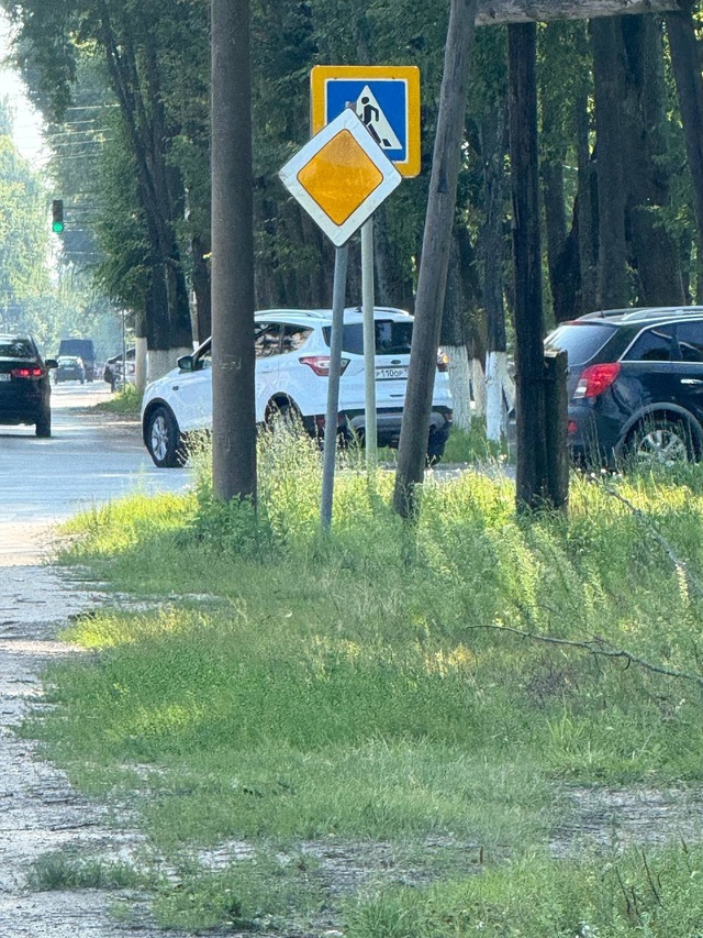 Водитель черного авто с хромированными ручками на две?...