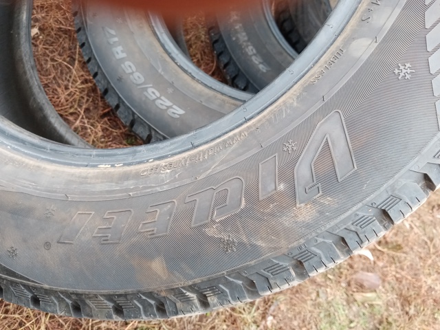 Продам зимние шины 225/65/R17
В хорошем состоянии без порез...