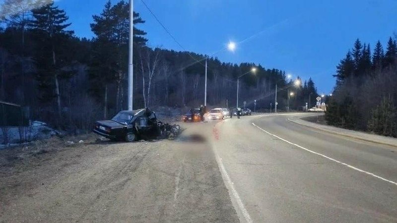 В Красноярском крае произошло страшное ДТП:
машина компании зумеров на высокой скорости влетела в ст