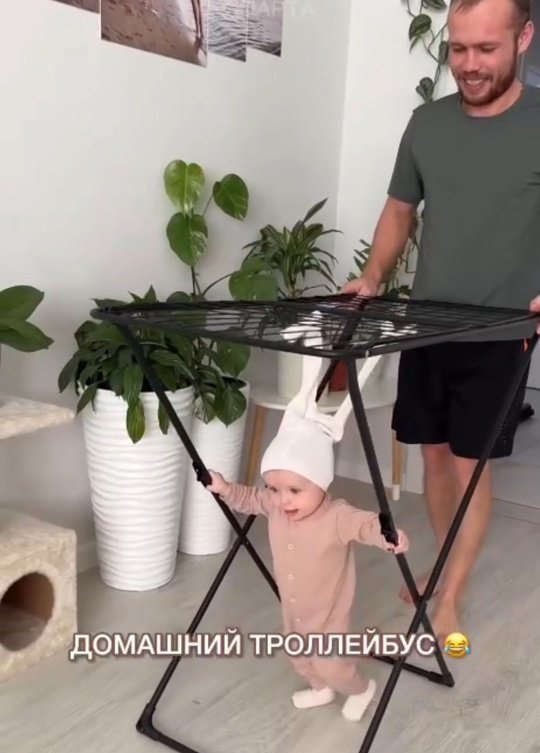 Чем бы дитя ни занималось, лишь бы тихо было. 😄