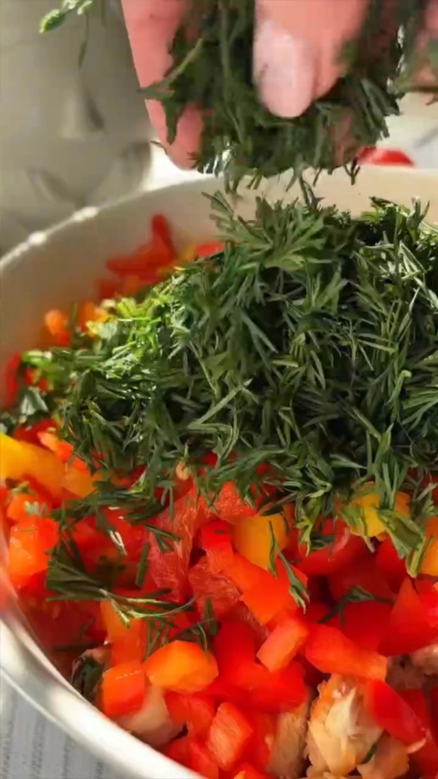 Потрясающий нежный салат с курицей и корейской морков?...
