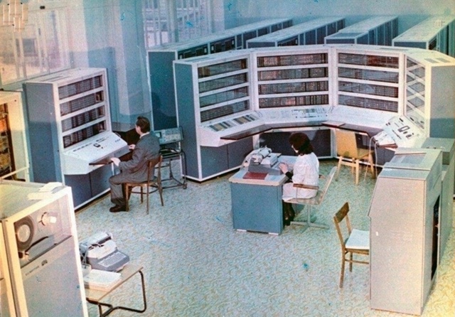 Трудно поверить но это факт!
Программист и ассистент в ...