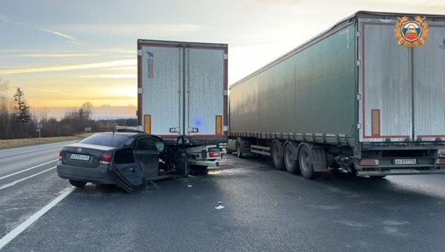 На трассе под Ярославлем легковой автомобиль врезался...
