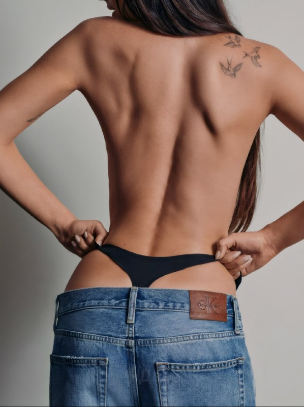 Бодипозитив официально умер: актриса Дакота Джонсон снялась в рекламе Calvin Klein.
На первом фото