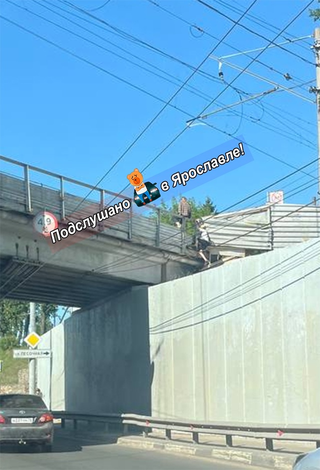 Московский. Дети залезли на ж/д путепровод. Опасно!