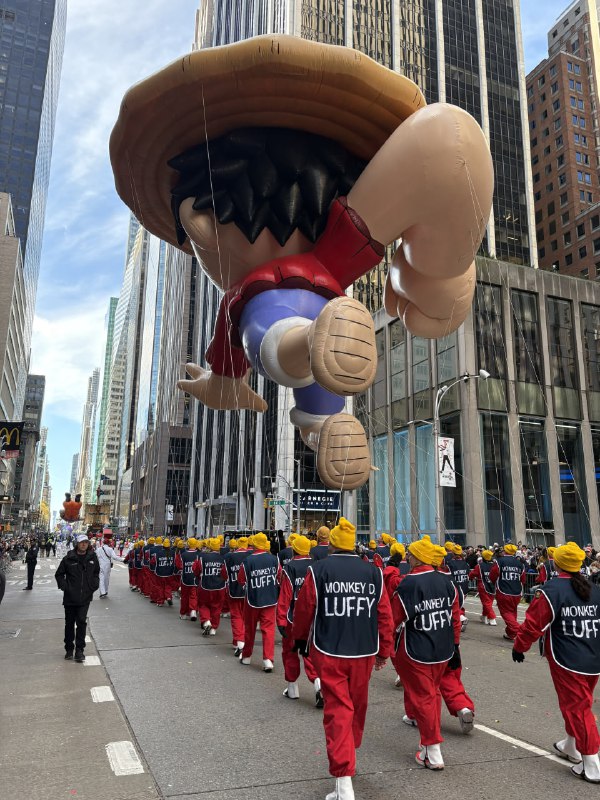 🎈Монки Д. Луффи вновь взмыл в воздух на 99-м Параде в честь Дня благодарения!