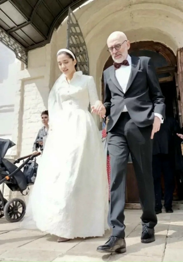 Александр Гордон с молодой супругой😅
Девушка моложе ...