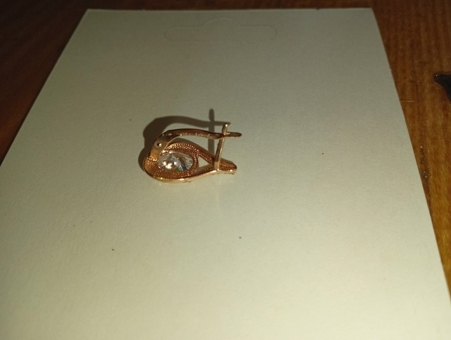 На школьном дворе была найдена сережка! Верну владельц...