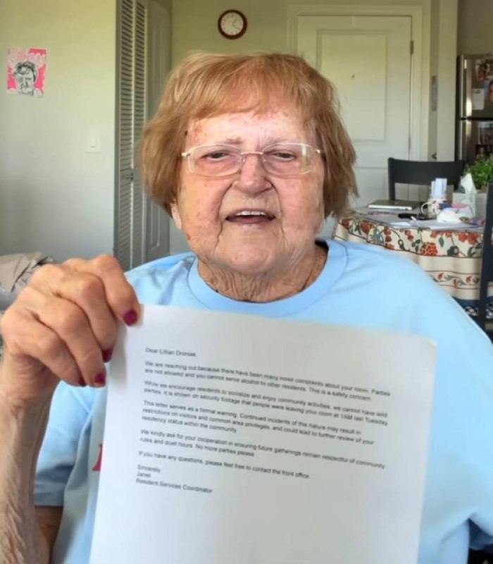 96-летнюю бабку из США решили выгнать из дома престарелых за то, что много кайфовала.
Пенсионерка р