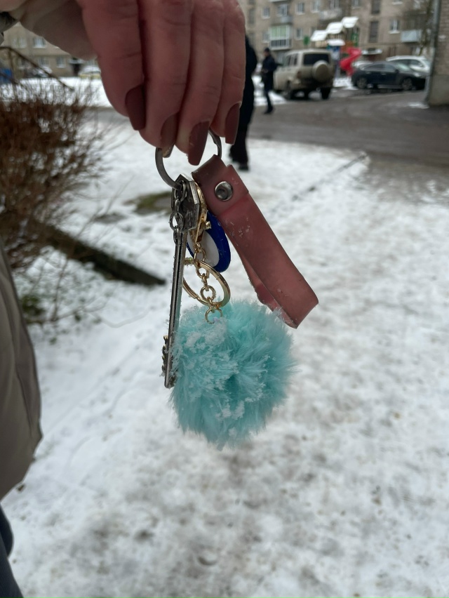 Нашли ключи , оставили в аптеке.