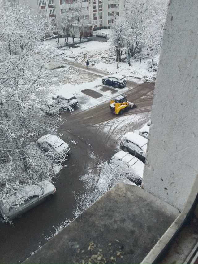 Трактор чистит первый снег❄❄❄.