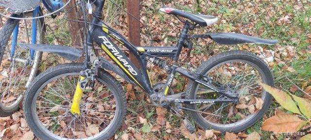 Чей? Стоит уже около месяца. Скоро доломают.