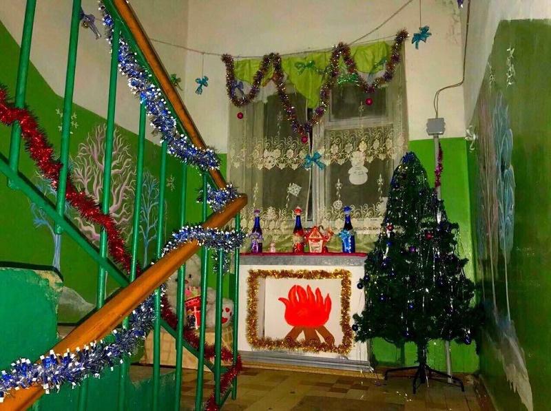 Россиянам грозит штраф до 15 тыс. рублей за новогодний декор в подъездах.
Украшения считаются наруш