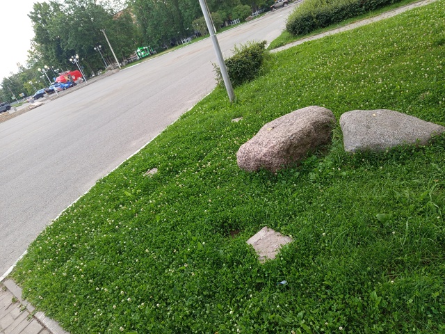 Найдены ключи на площади лежат на камне