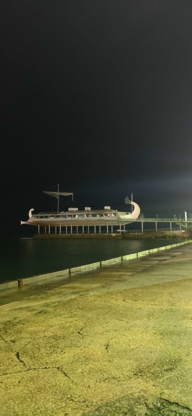 Администрация города,подсветите корабль! Хоть пару фо?...