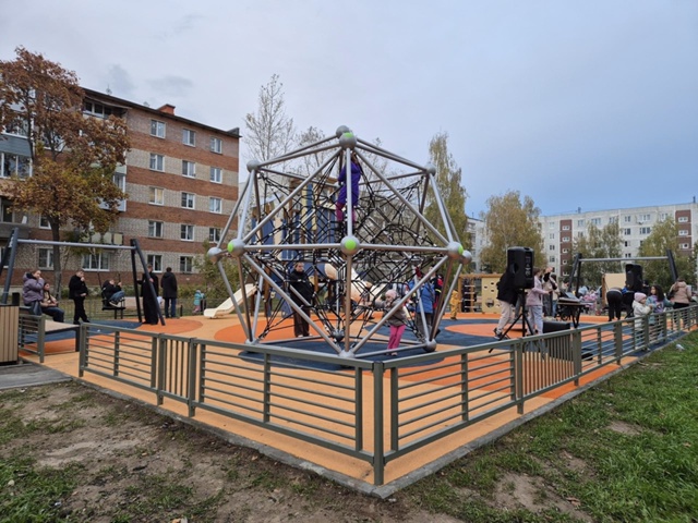 Плюс еще одна детская площадка в округе.
Ее открыли в ?...