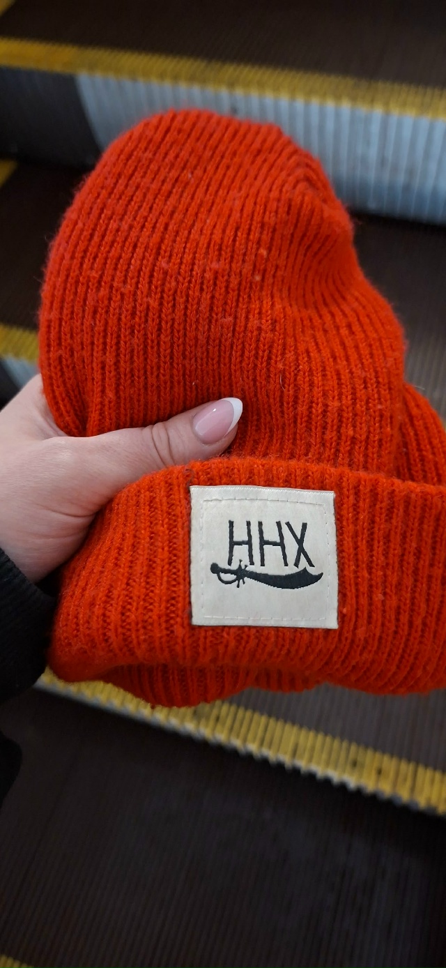 Обнаружена вот такая симпатичная шапка в метро( Митин...