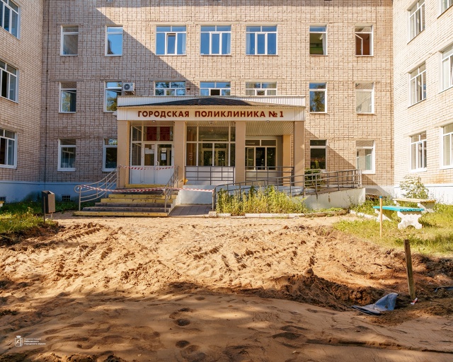 На территории больничного городка продолжается ремон?...