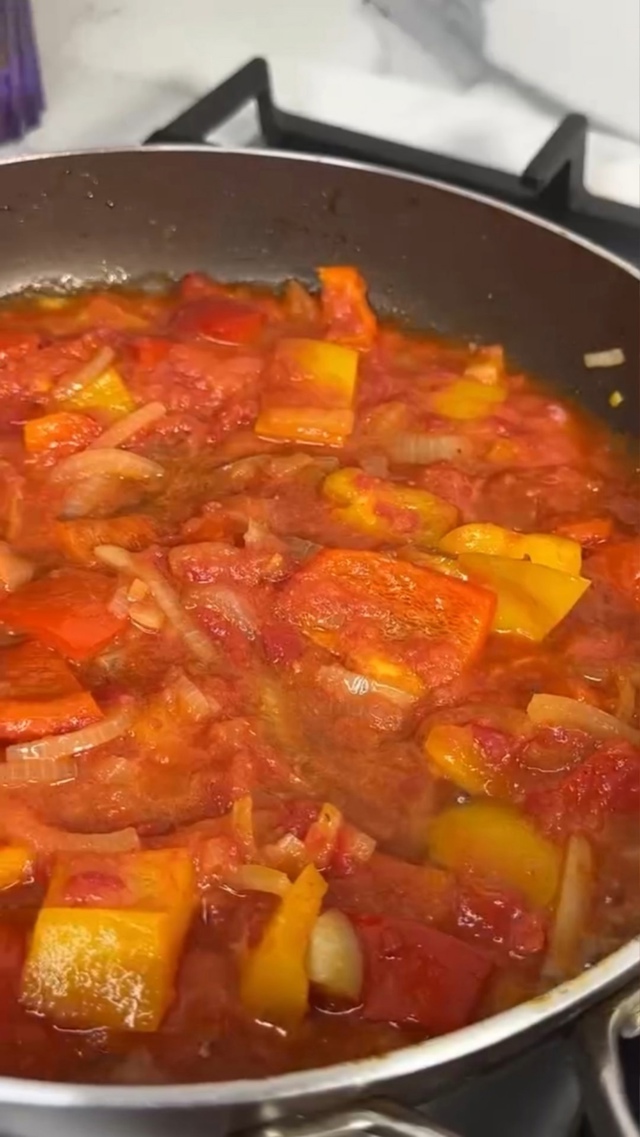 Вкуснейшие куриные бёдра в сметанном соусе с овощами н...