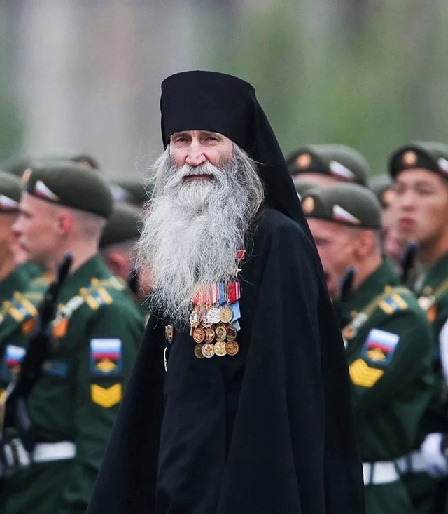 Путь к Богу
Я ноги потерял, а люди души теряют
Как воен...