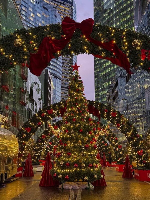 Вааау, смотрите какие потрясные декорации сейчас в районе метро «Деловой центр»!
Нью Йорк? А может