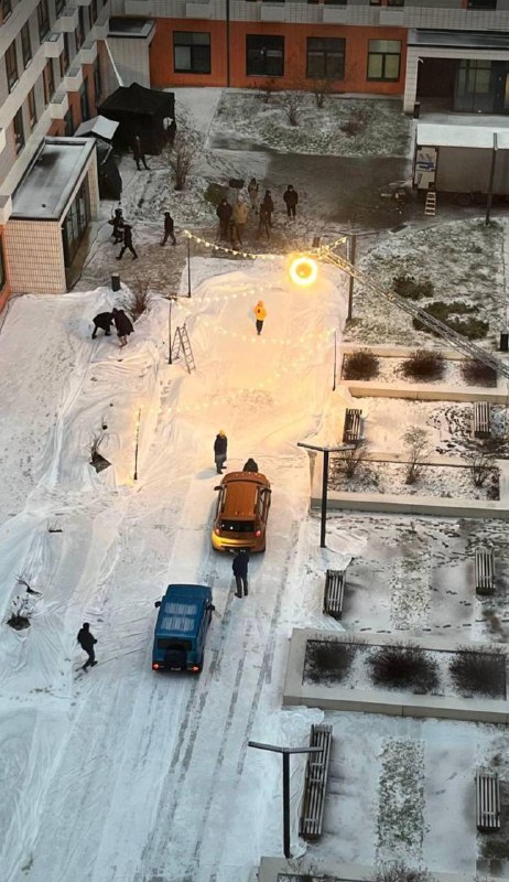 Лол, в ЖК «Саларьево Парк» начали стелить РУЛОННЫЙ снег.
Новогодняя атмосфера сама себя не создаст