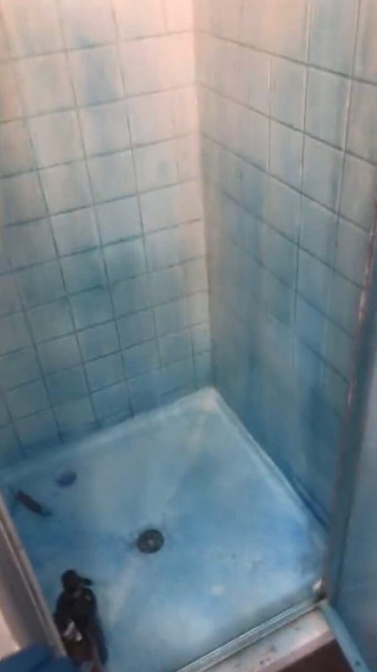 Парень в шампунь налил краски...
Этот пранк девушка вр?...