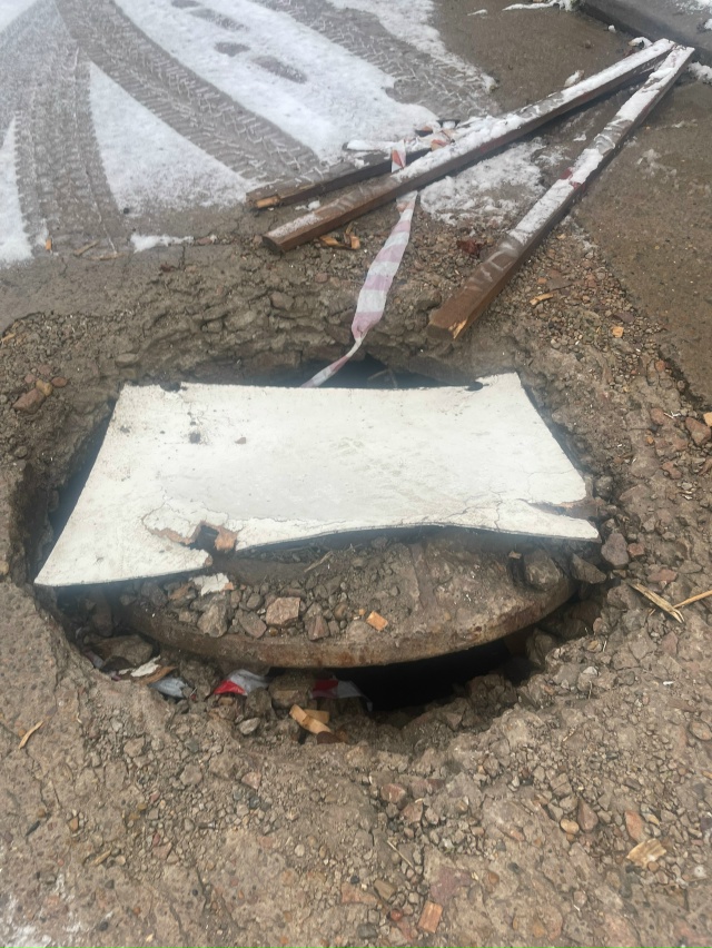 Уже как месяц открытый люк на улице Братьев Васнецовых...